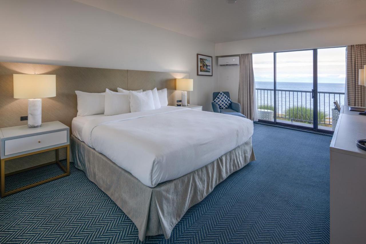 Bayside Oceanfront Resort Parksville Buitenkant foto