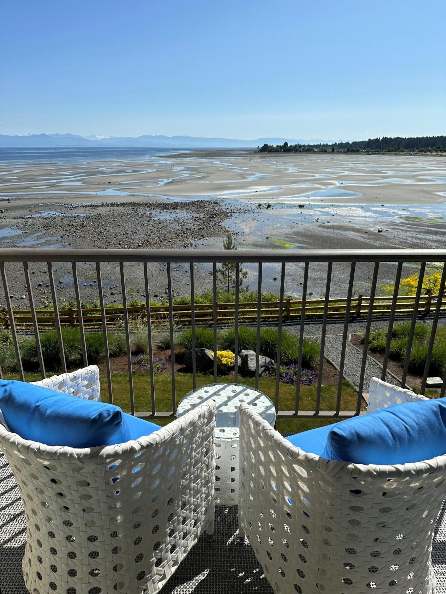 Bayside Oceanfront Resort Parksville Buitenkant foto