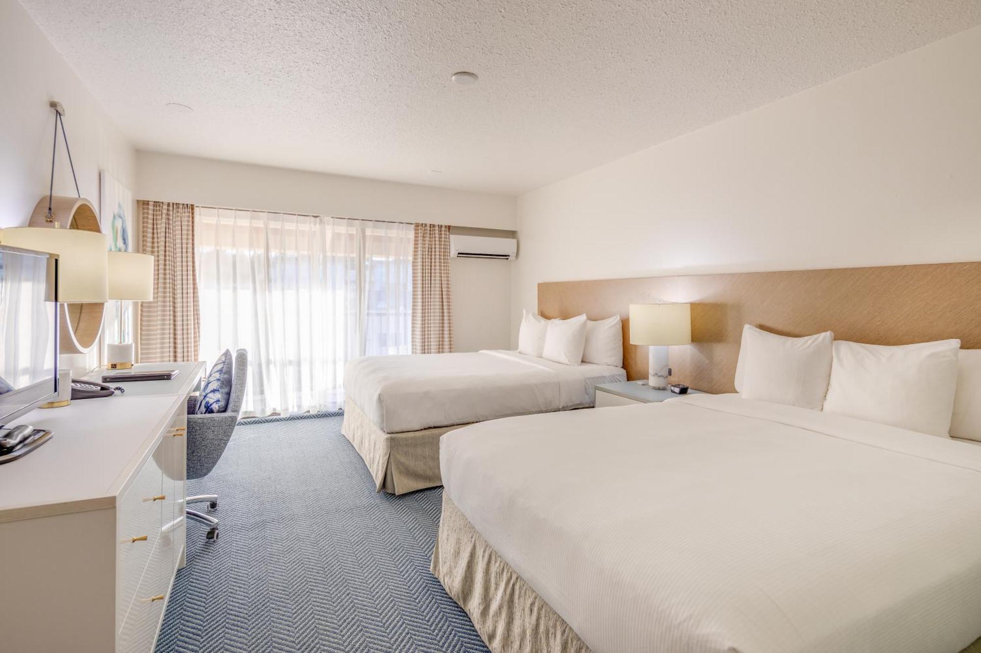 Bayside Oceanfront Resort Parksville Buitenkant foto