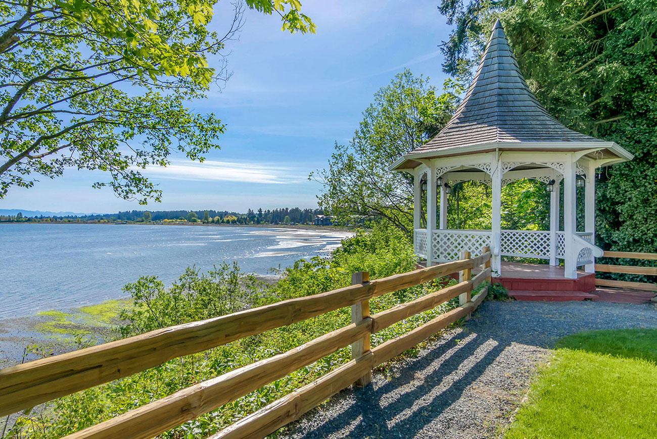 Bayside Oceanfront Resort Parksville Buitenkant foto