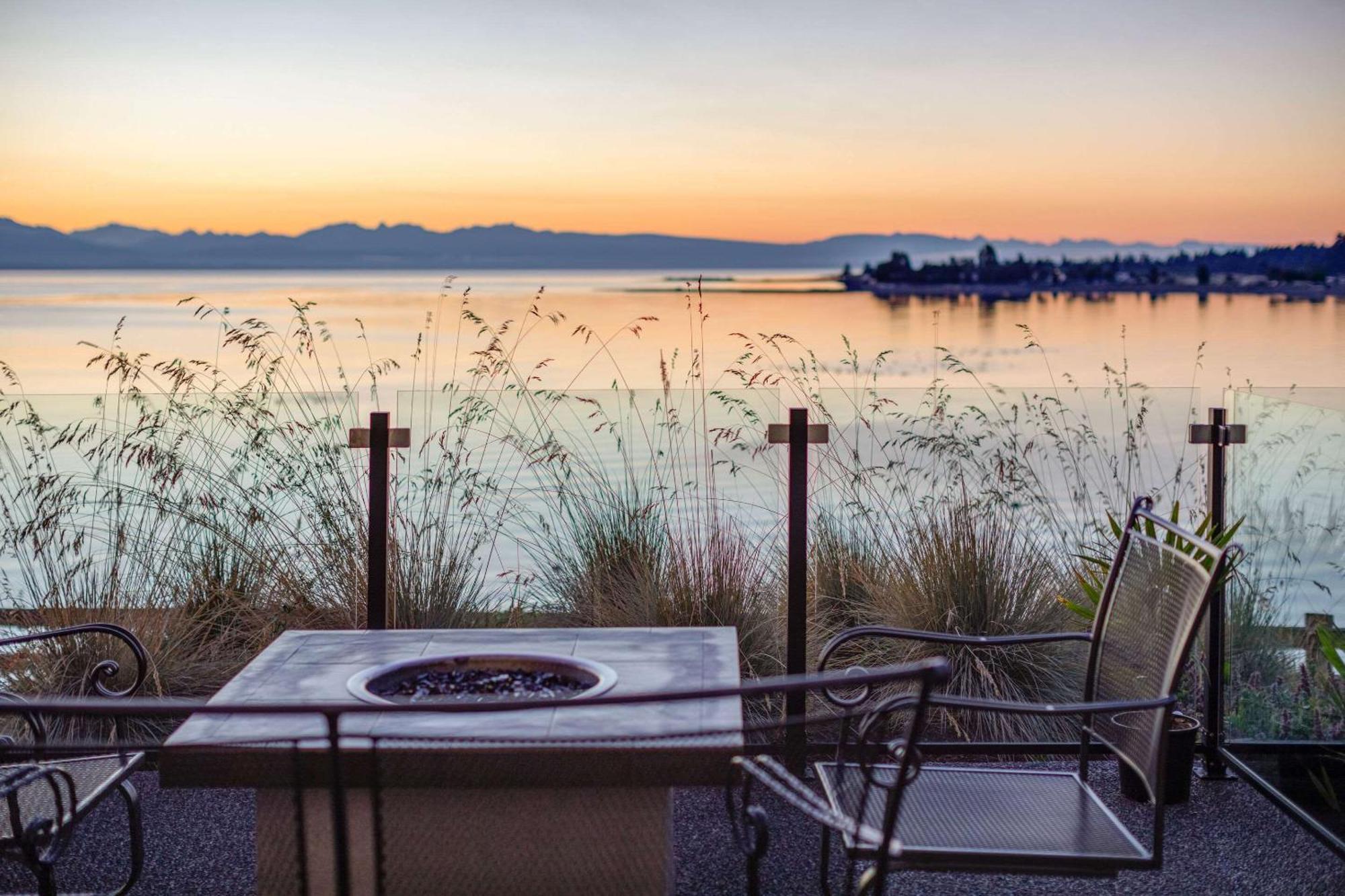 Bayside Oceanfront Resort Parksville Buitenkant foto