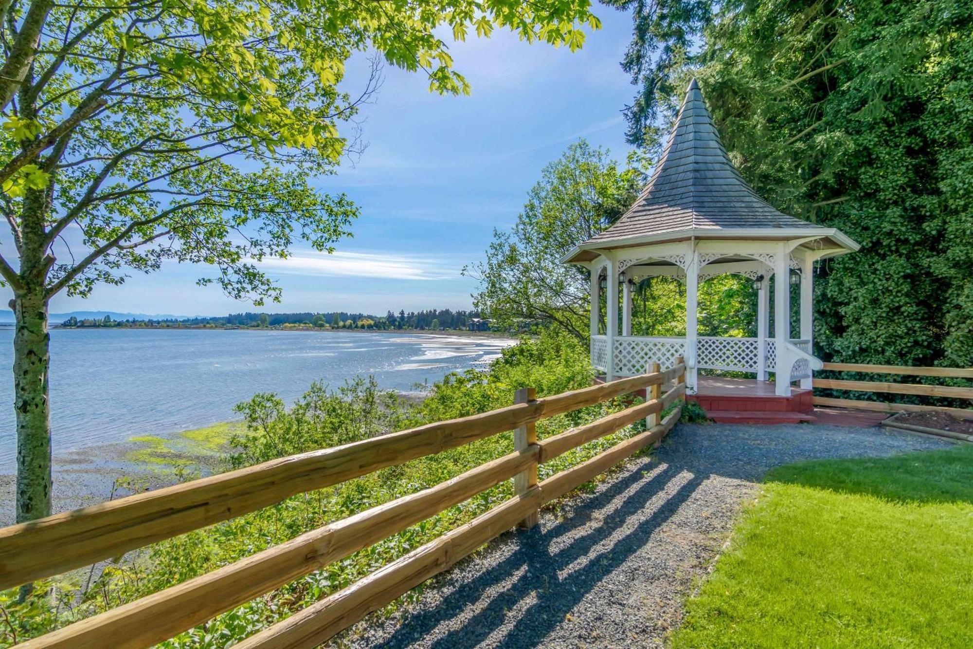 Bayside Oceanfront Resort Parksville Buitenkant foto