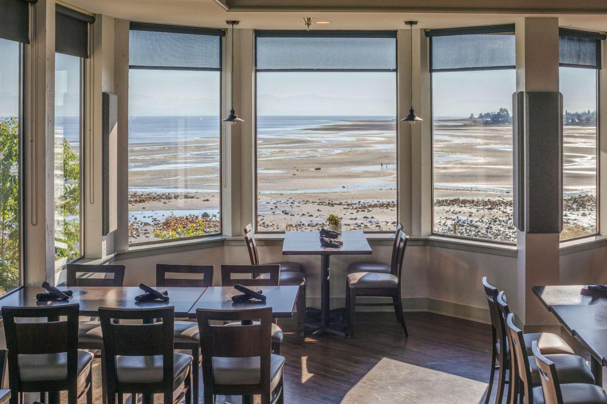 Bayside Oceanfront Resort Parksville Buitenkant foto