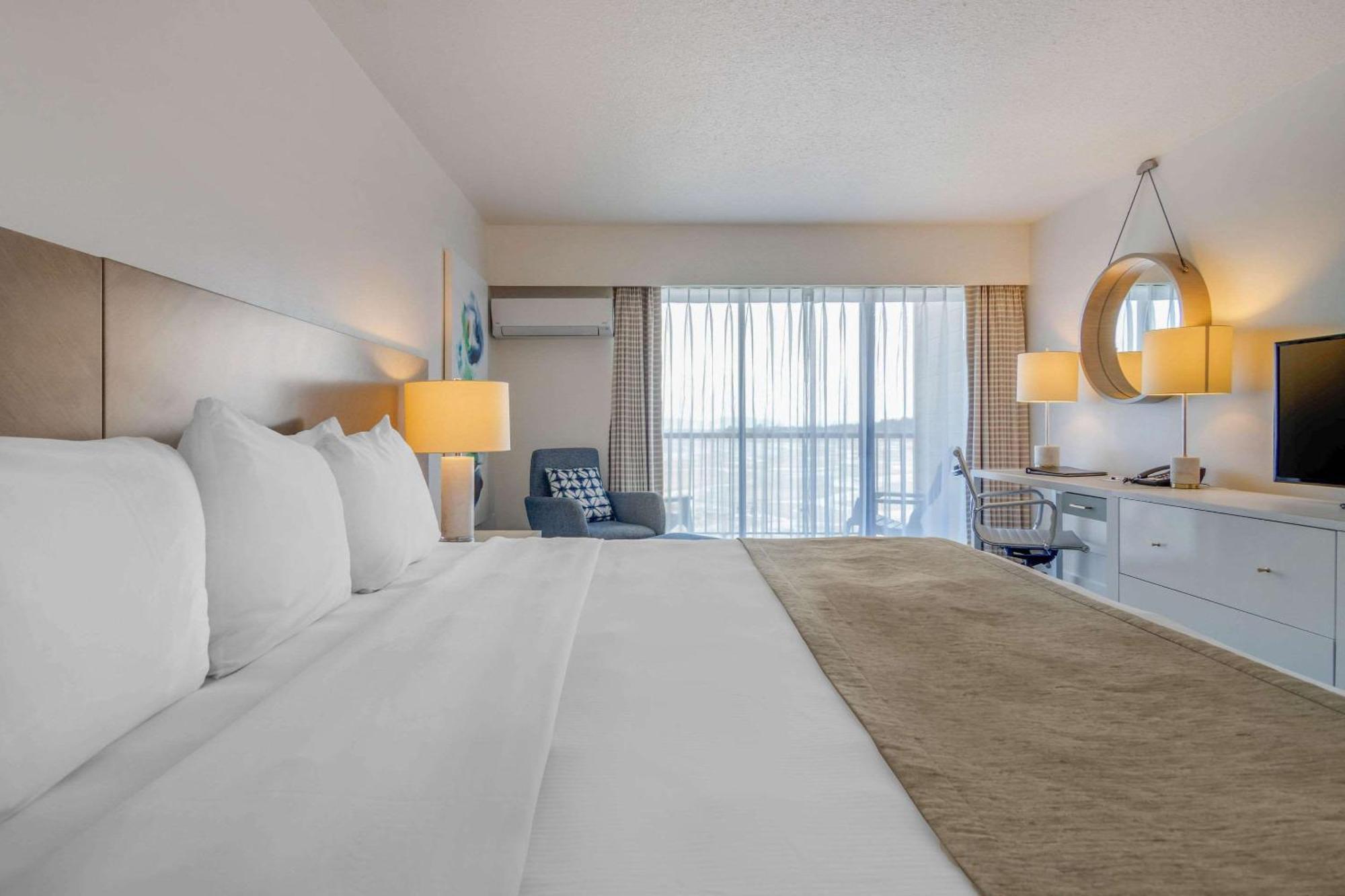 Bayside Oceanfront Resort Parksville Buitenkant foto