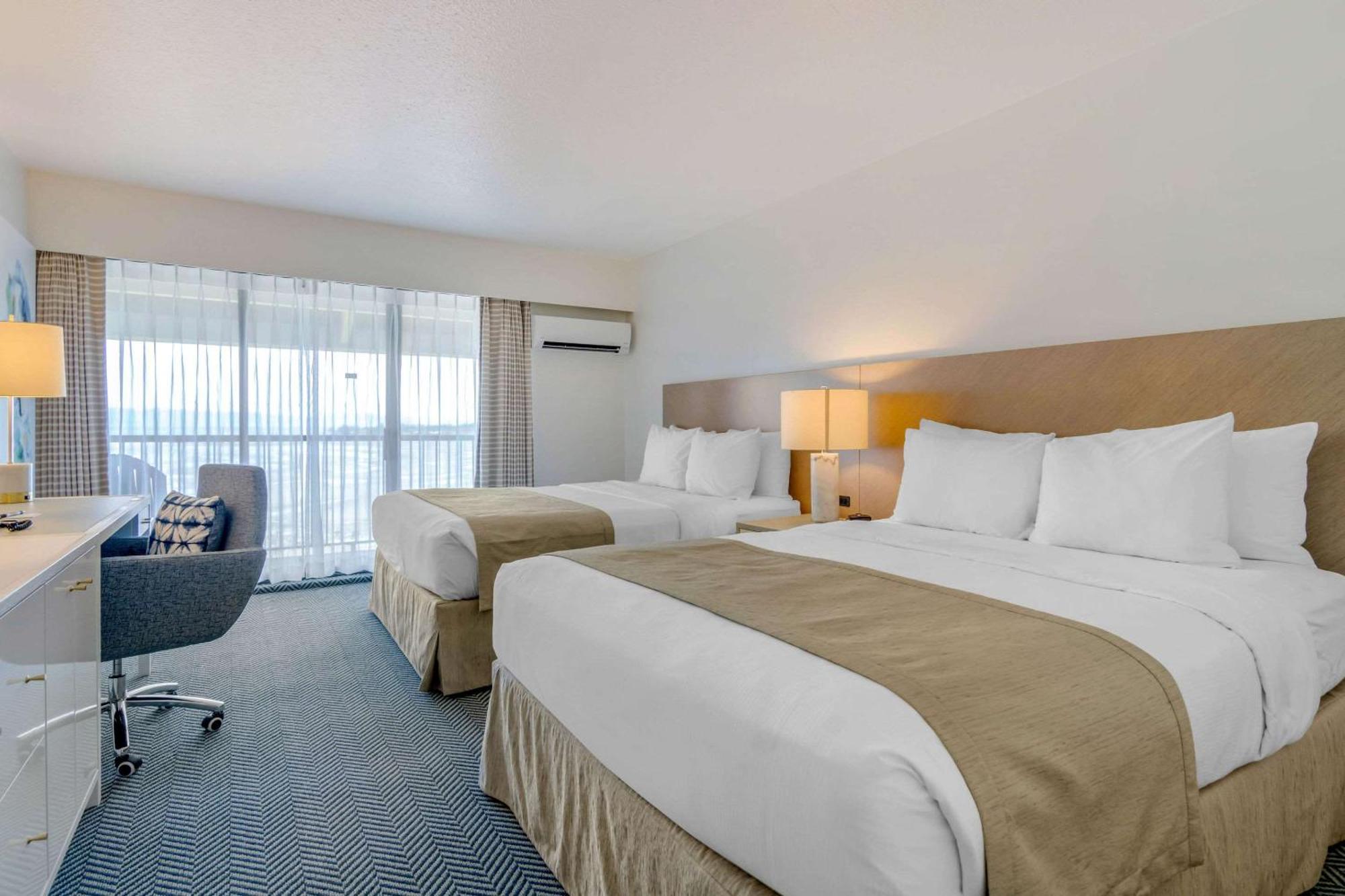 Bayside Oceanfront Resort Parksville Buitenkant foto