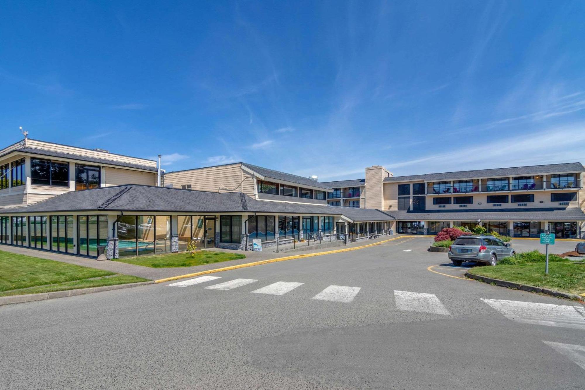 Bayside Oceanfront Resort Parksville Buitenkant foto